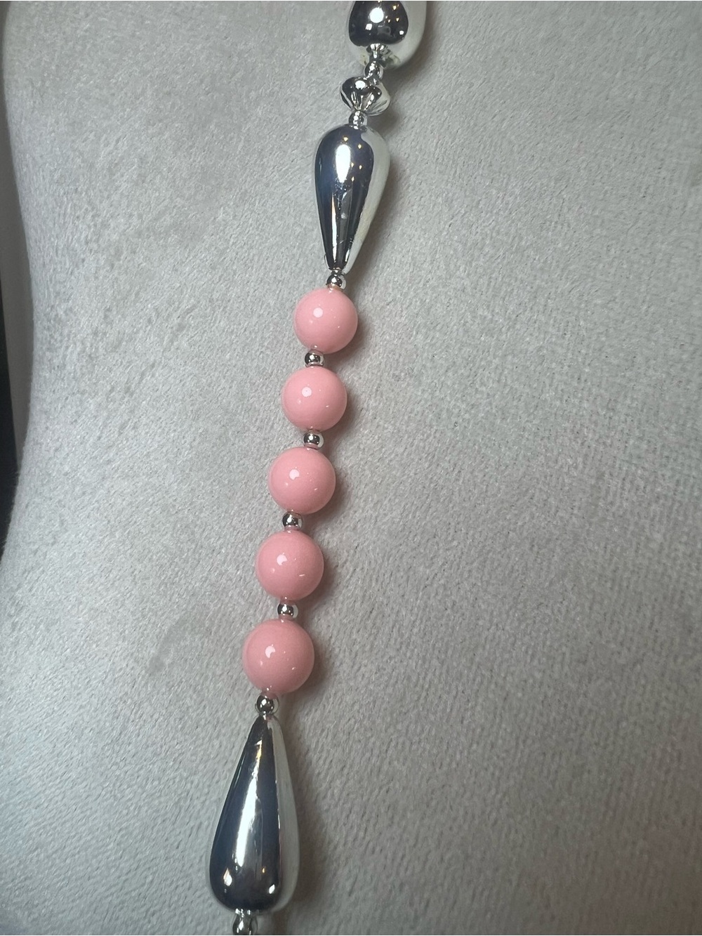 Vintage Acrylic Pink And Silver Beaded Necklace 80’s Retro Modernist Futuristic - Picture 3 of 5